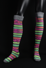 Chaussettes fluo longues avec rayures multicolores droites motif tte de mort rose