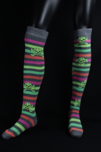 Chaussettes fluo longues avec rayures multicolores droites motif tte de mort vert
