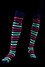 Chaussettes fluo longues avec rayures multicolores droites motif tête de mort rose